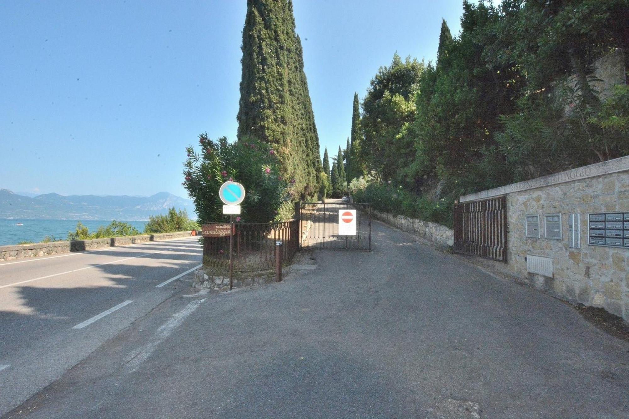 Leonardo Walsh Apartment With Lake View Torri Del Benaco Bagian luar foto