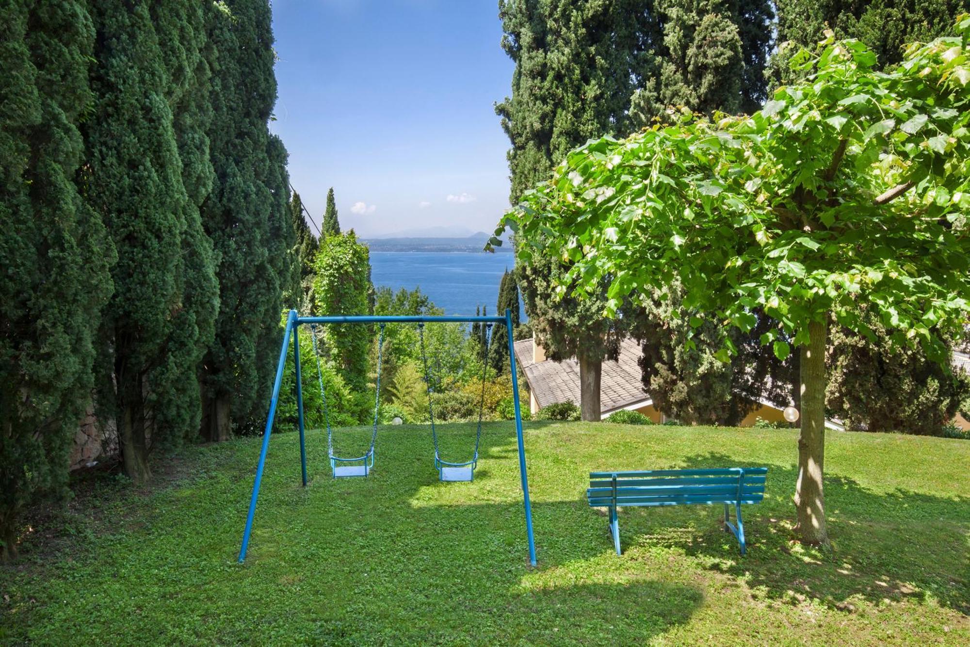 Leonardo Walsh Apartment With Lake View Torri Del Benaco Bagian luar foto