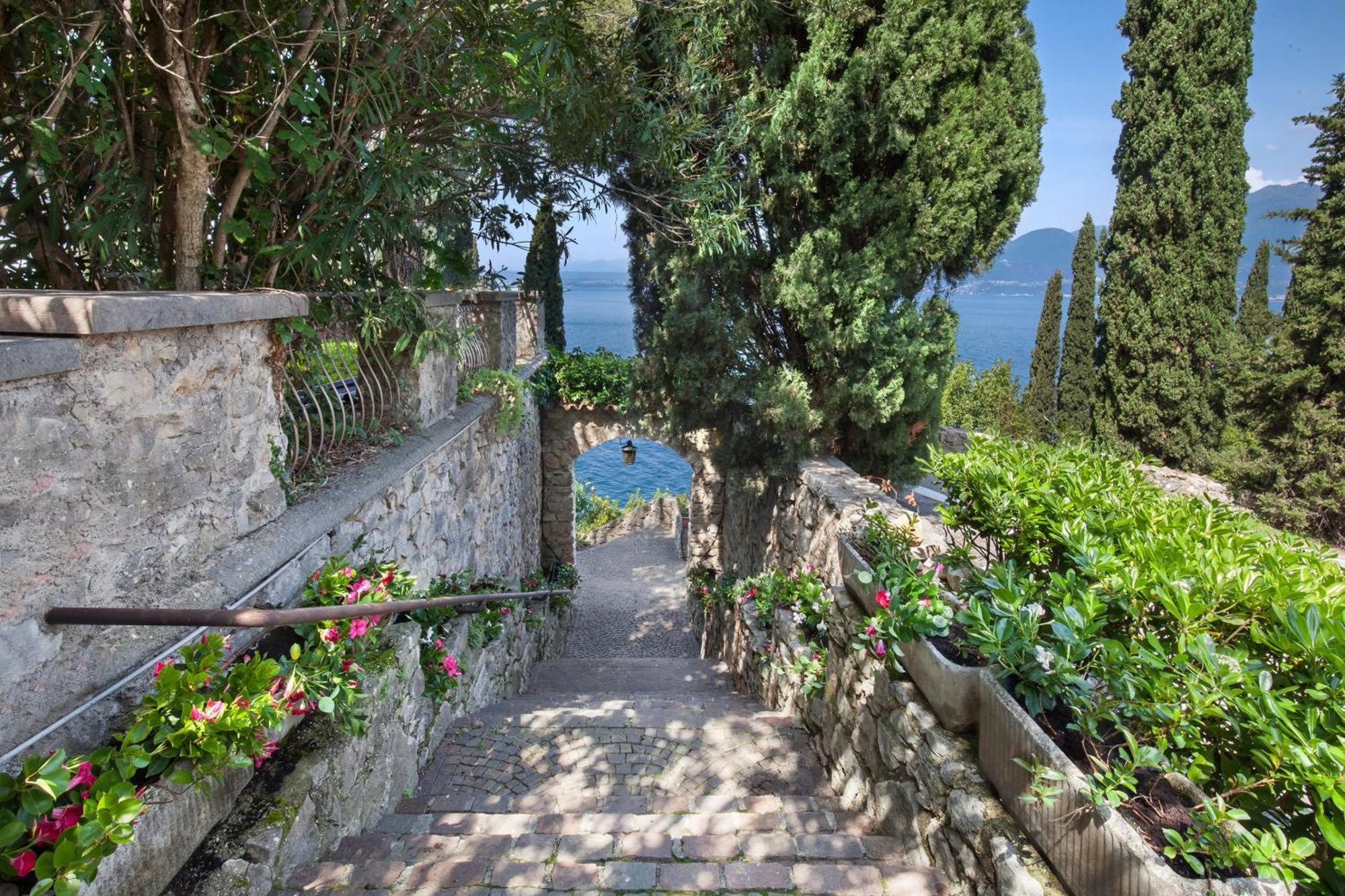 Leonardo Walsh Apartment With Lake View Torri Del Benaco Bagian luar foto