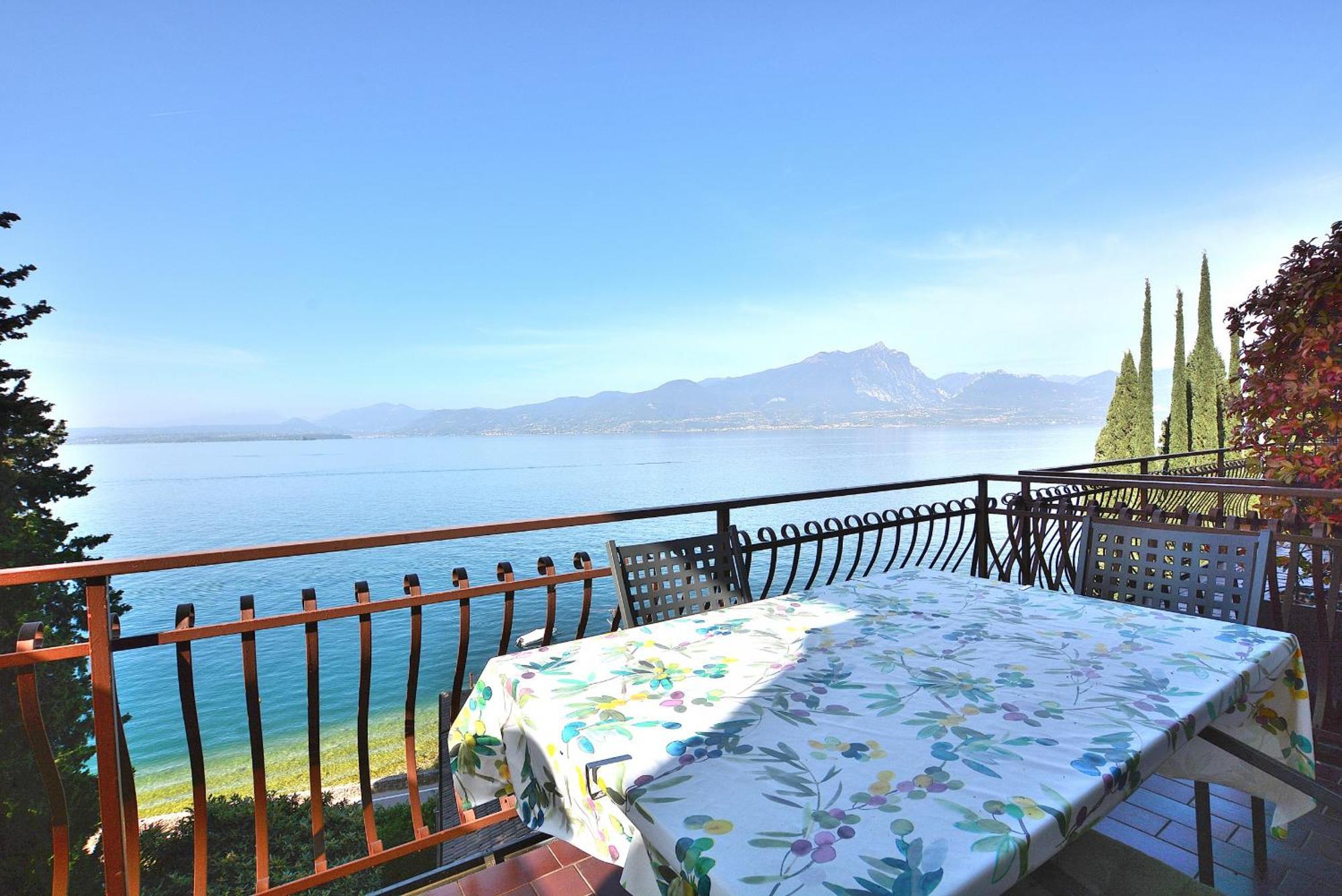 Leonardo Walsh Apartment With Lake View Torri Del Benaco Bagian luar foto