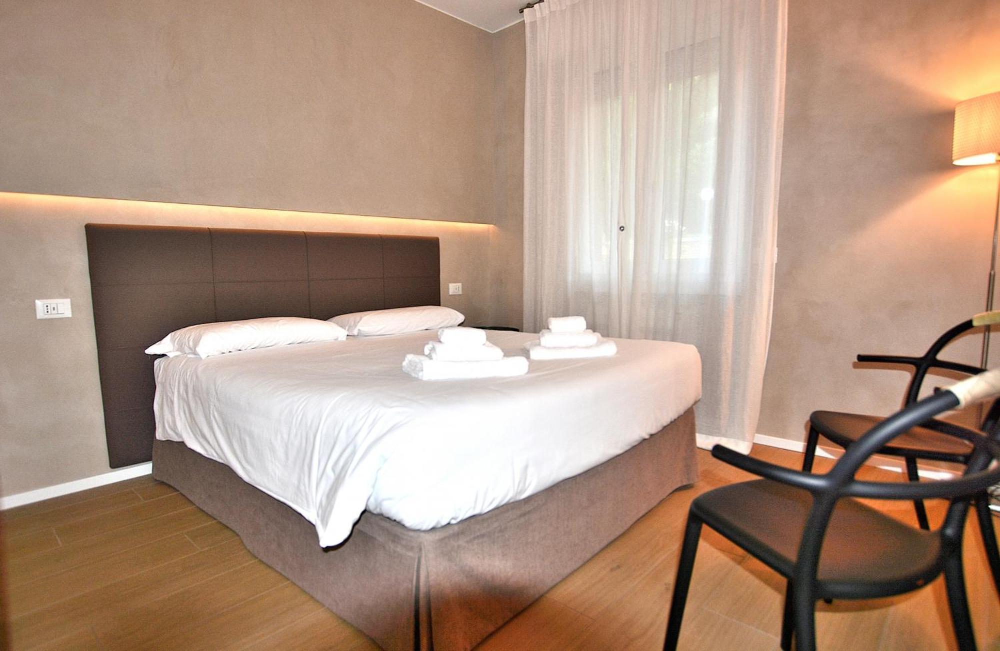 Leonardo Walsh Apartment With Lake View Torri Del Benaco Bagian luar foto