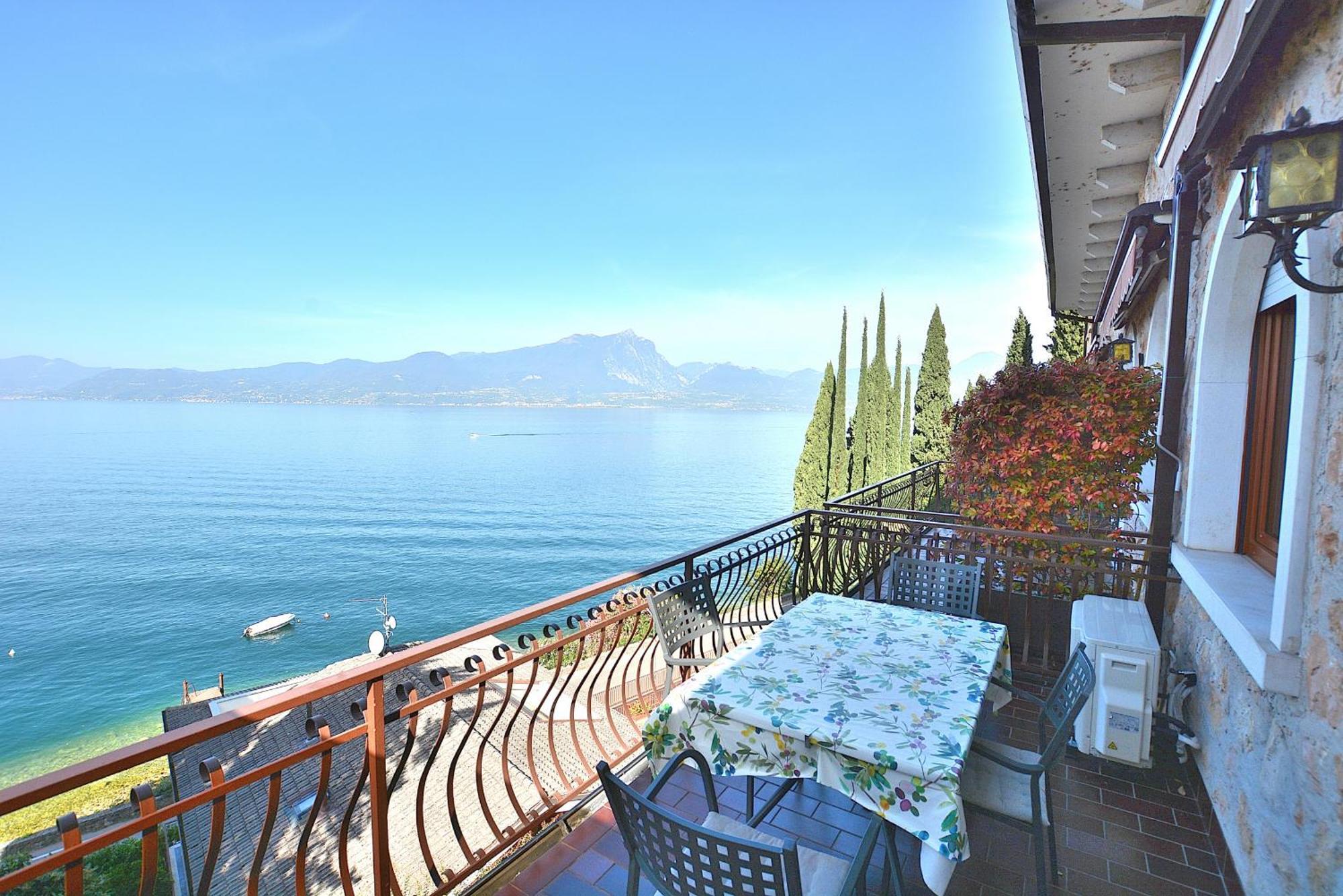 Leonardo Walsh Apartment With Lake View Torri Del Benaco Bagian luar foto
