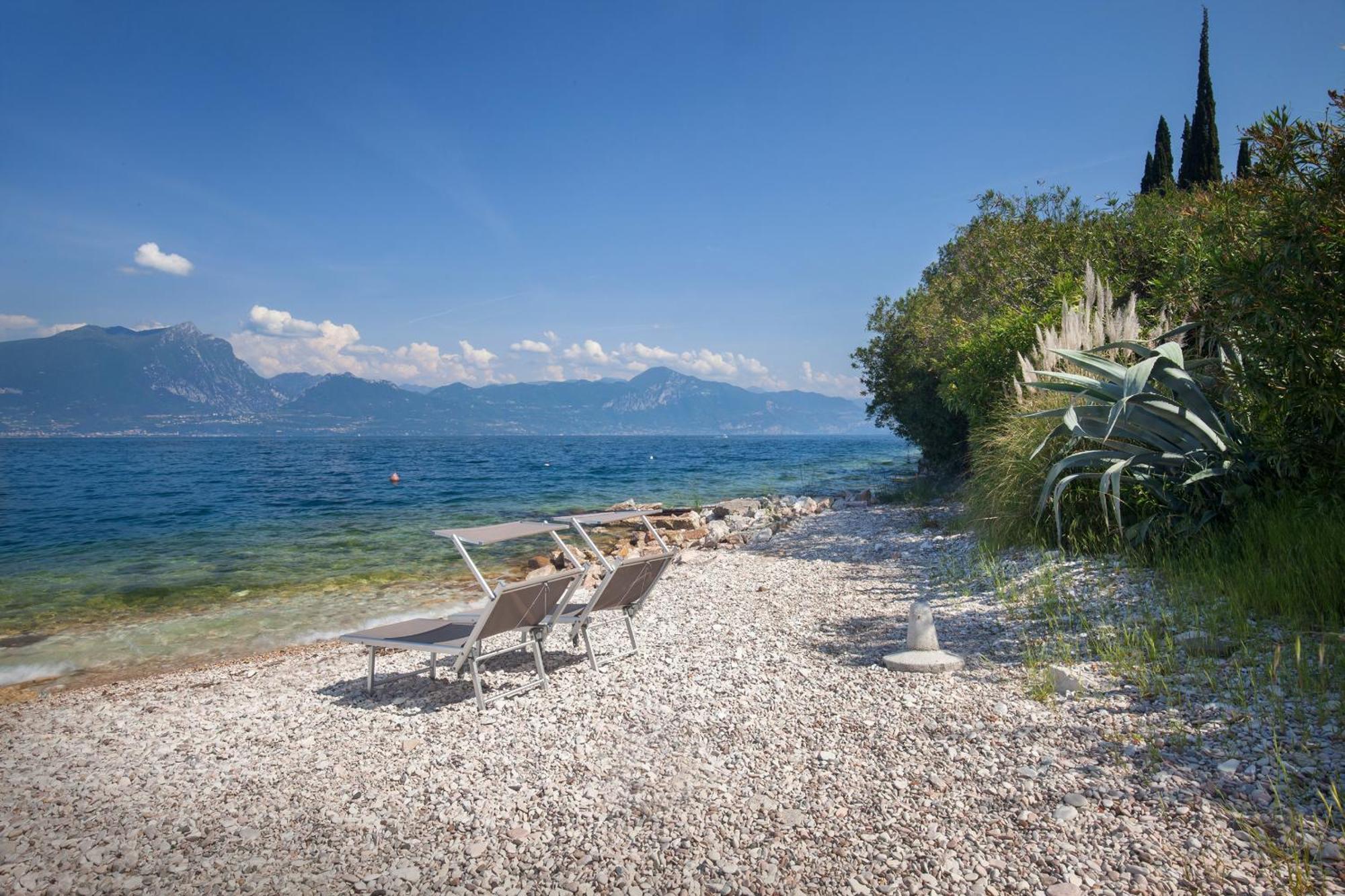 Leonardo Walsh Apartment With Lake View Torri Del Benaco Bagian luar foto